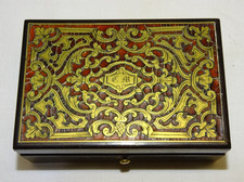 -JOLIE ANCIENNE PETITE BOITE MARQUETERIE BOULLE SUR LE COUVERCLE CHIFFREE CM   D