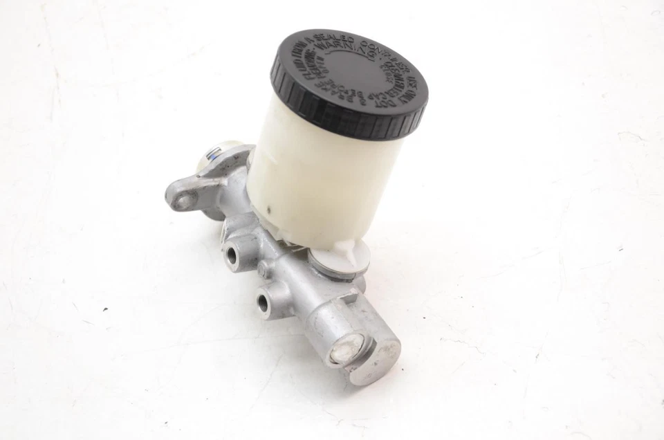 Nissan 300ZX Z31 1984-1985 2+0 cilindro maestro de freno  Foto 2 de 4