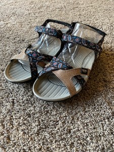 muk luk sport sandals