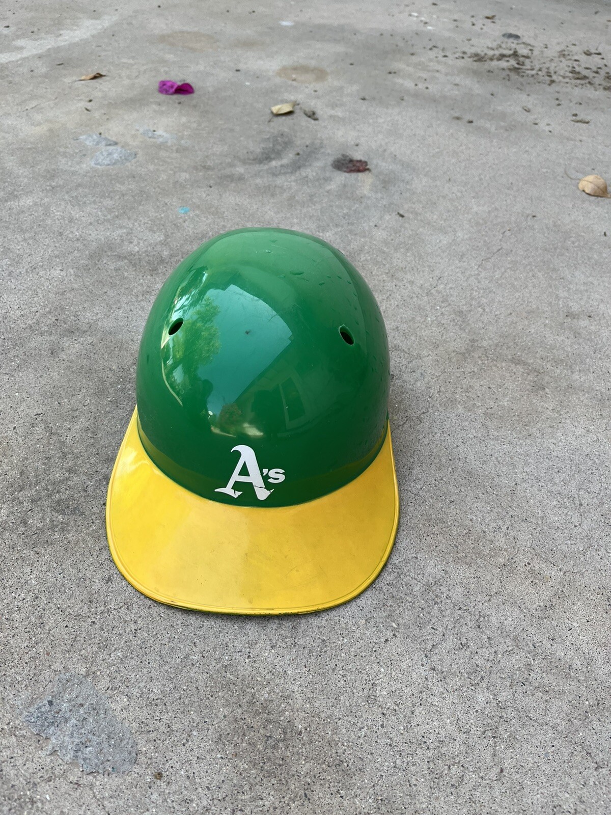 Vintage Oakland A's 1969 Plastic Batting Helmet Souvenir Baseball Cap
