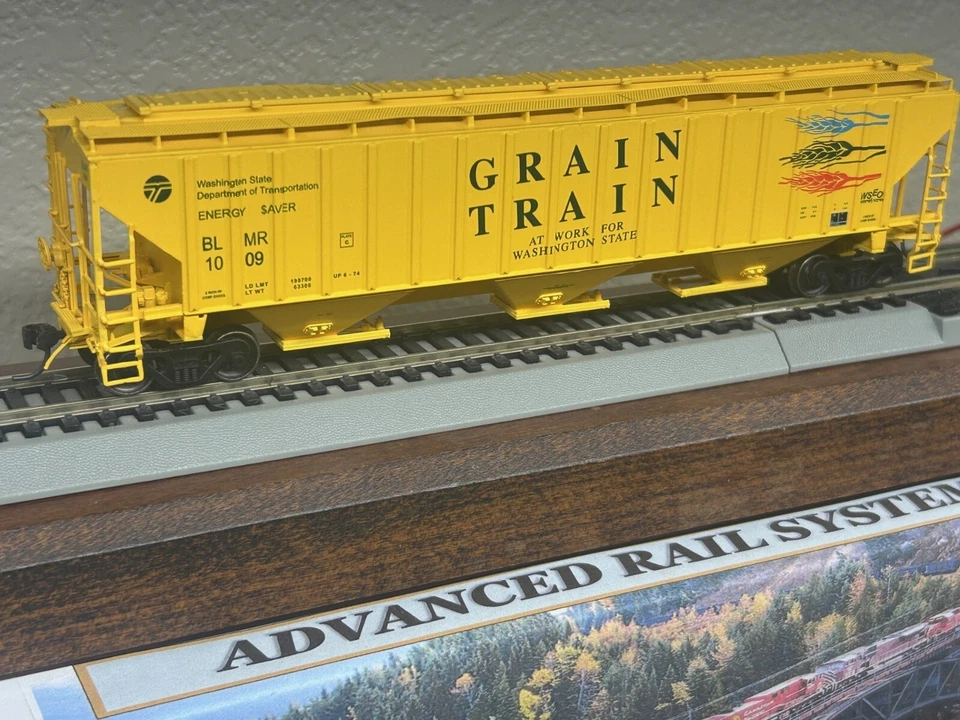 GRAIN TRAIN - CYLINDRICAL RIB SIDE 18 RIB COVERED 3-BAY HOPPER CAR HO Scale NEW - Image 2 of 4