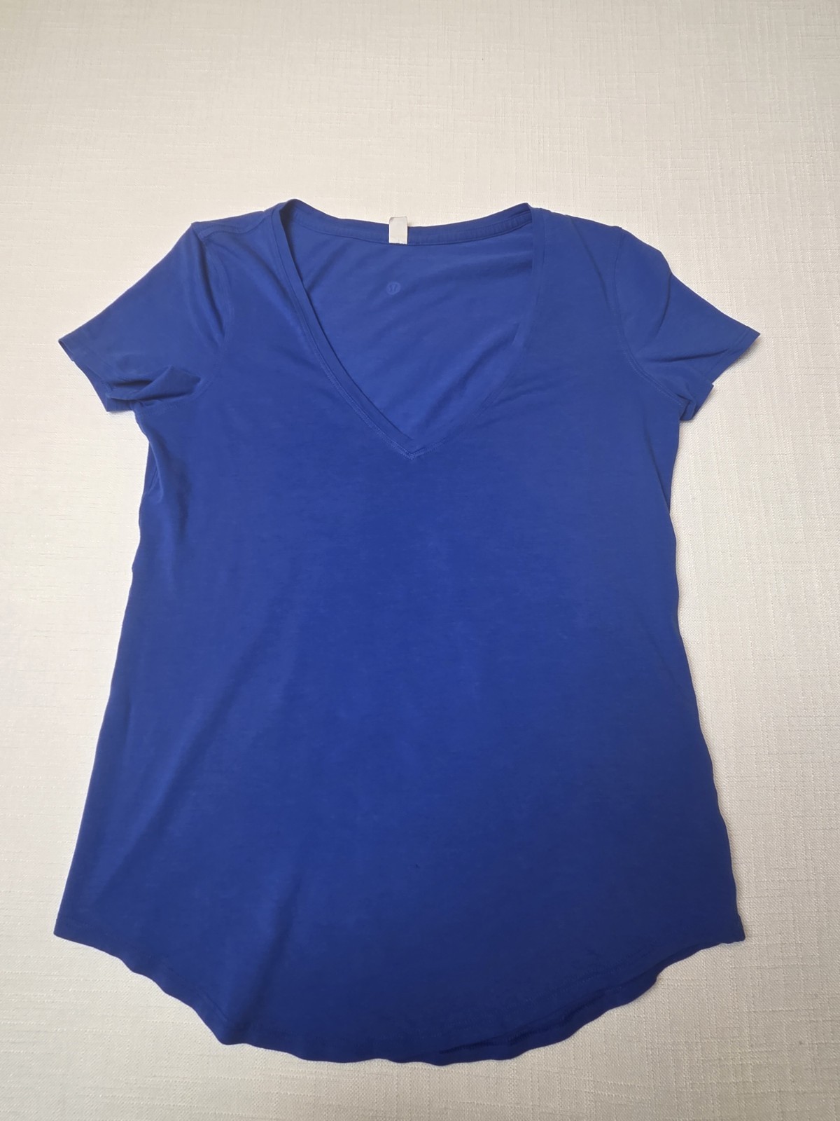 Lululemon Women's Sz 4 Solid Blue V-Neck Short Sleeve T-Shirt Curved Hem