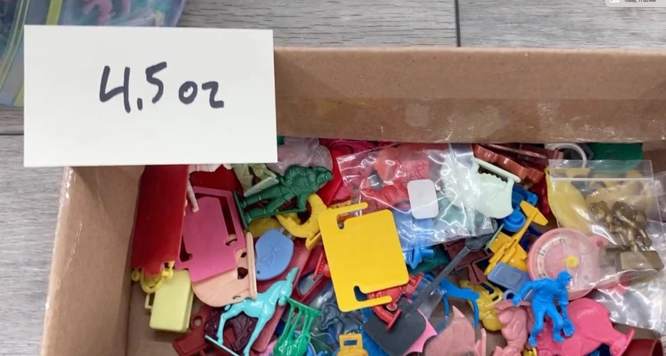 Cracker Jack Juguetes de Plástico Aleatorio 4.5 OZ Lote Gumball Confición Premio Dije Ficha Foto 3 de 4