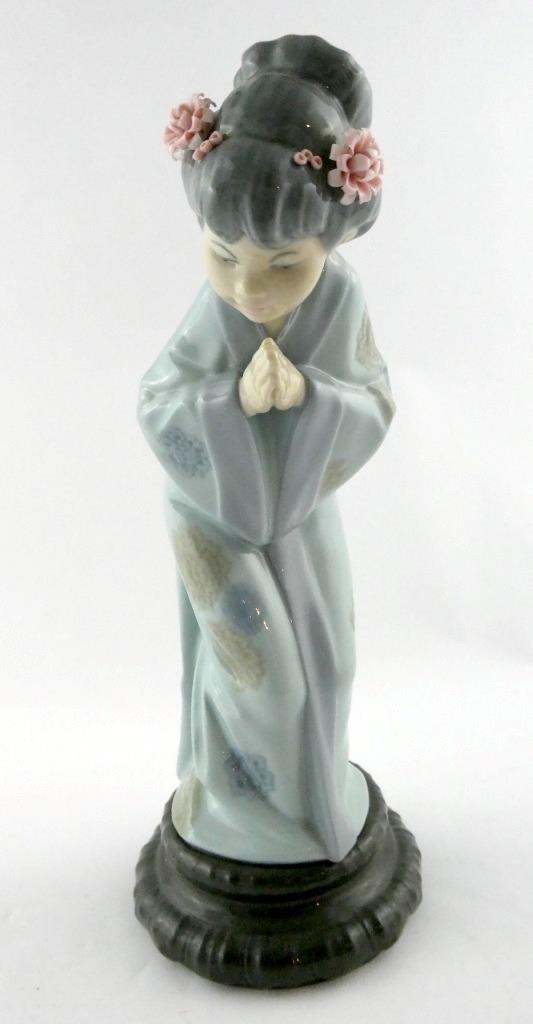 Lladro Geisha Girls Sayonara Figurine No Box Woman with Flowers