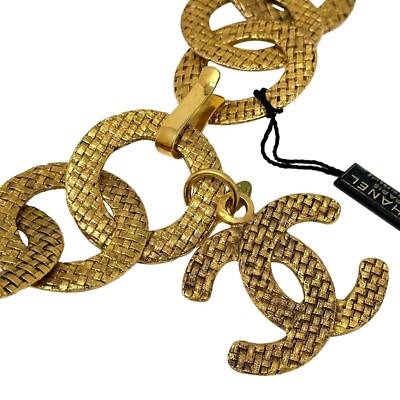 【CHANEL】25A新作 バングル ゴールド CCロゴ ユニセックス◎ POPな文字とゴールドがどんなスタイルにも合う CHANEL バングル