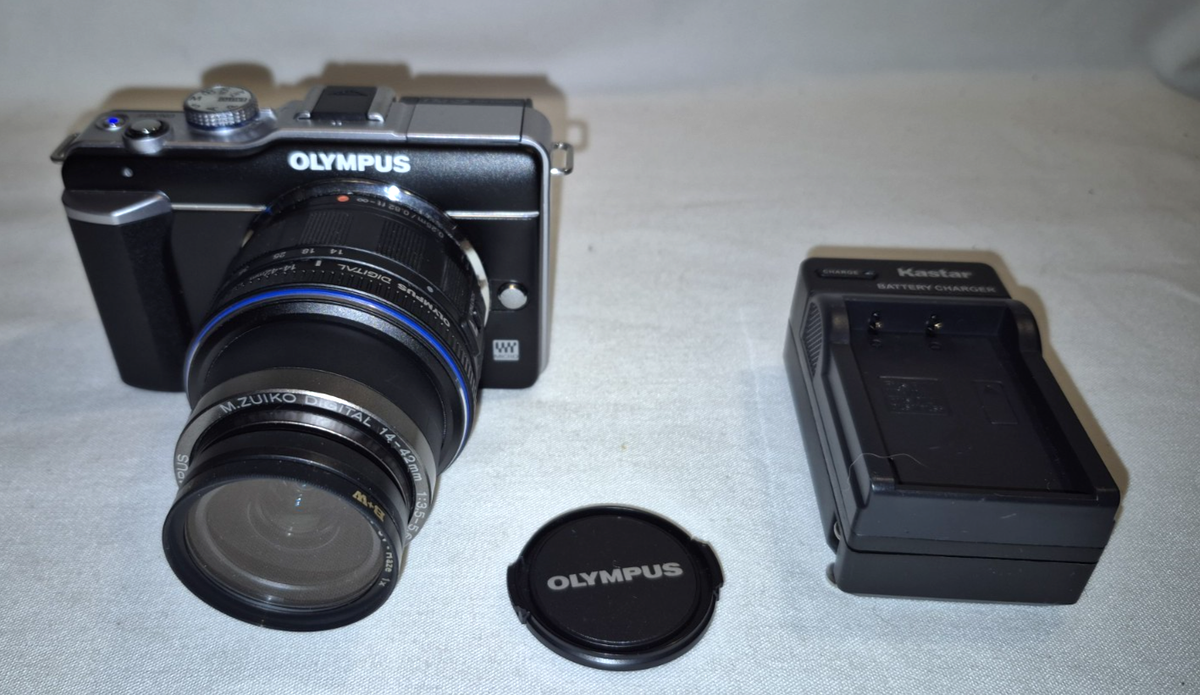 Olympus PEN E-PL1 camera w/ M.Zuiko Digital 14-42mm F3.5-5.6