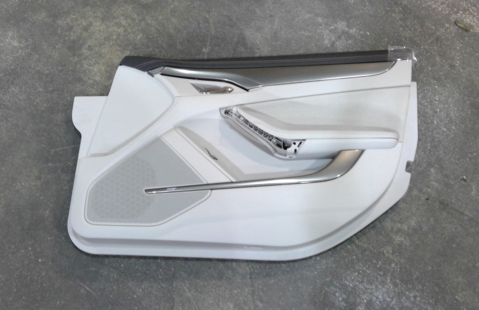 GM TRIM 20804973 NEW OEM 20804973