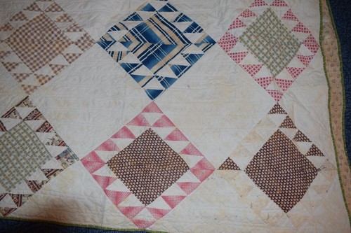 3843 Hübscher, antiker 1860-60er Jahre Sägezahn Quadrat Quilt, handgesteppt, hübscher Stoff - Bild 2 von 23