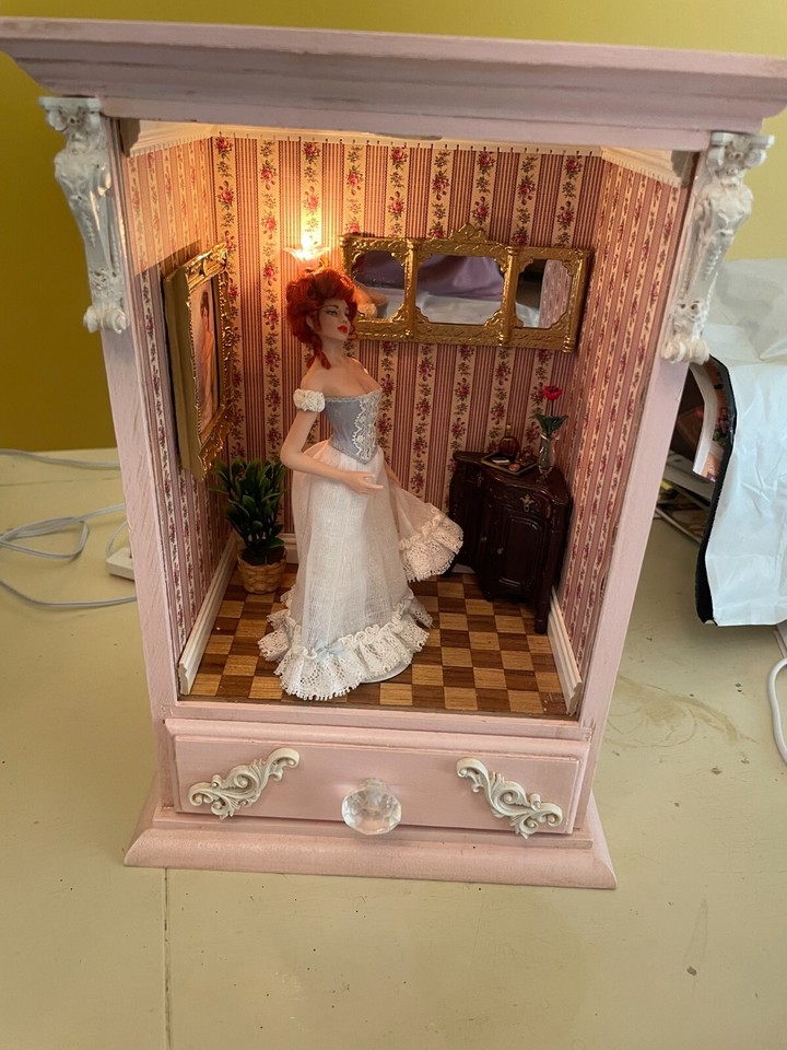 Beautiful Victorian miniature dollhouse shadow box w/furniture and doll