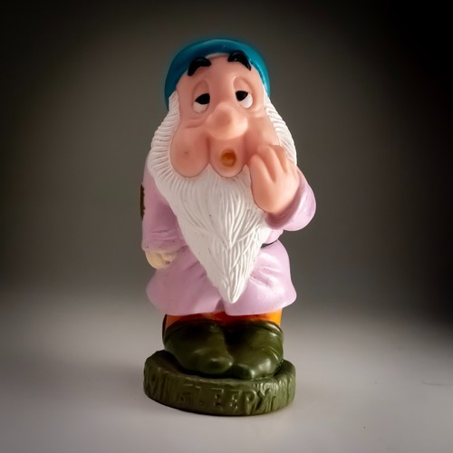 Disney Snow White & Seven Dwarves Vinyl Figure’s full Set Squeaky & Money Box - Picture 17 of 23