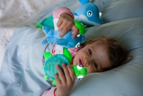 NightBuddies Baby Sea Life Orly Baby Delfin beleuchtet Plüschtier Spielzeug - Bild 2 von 4