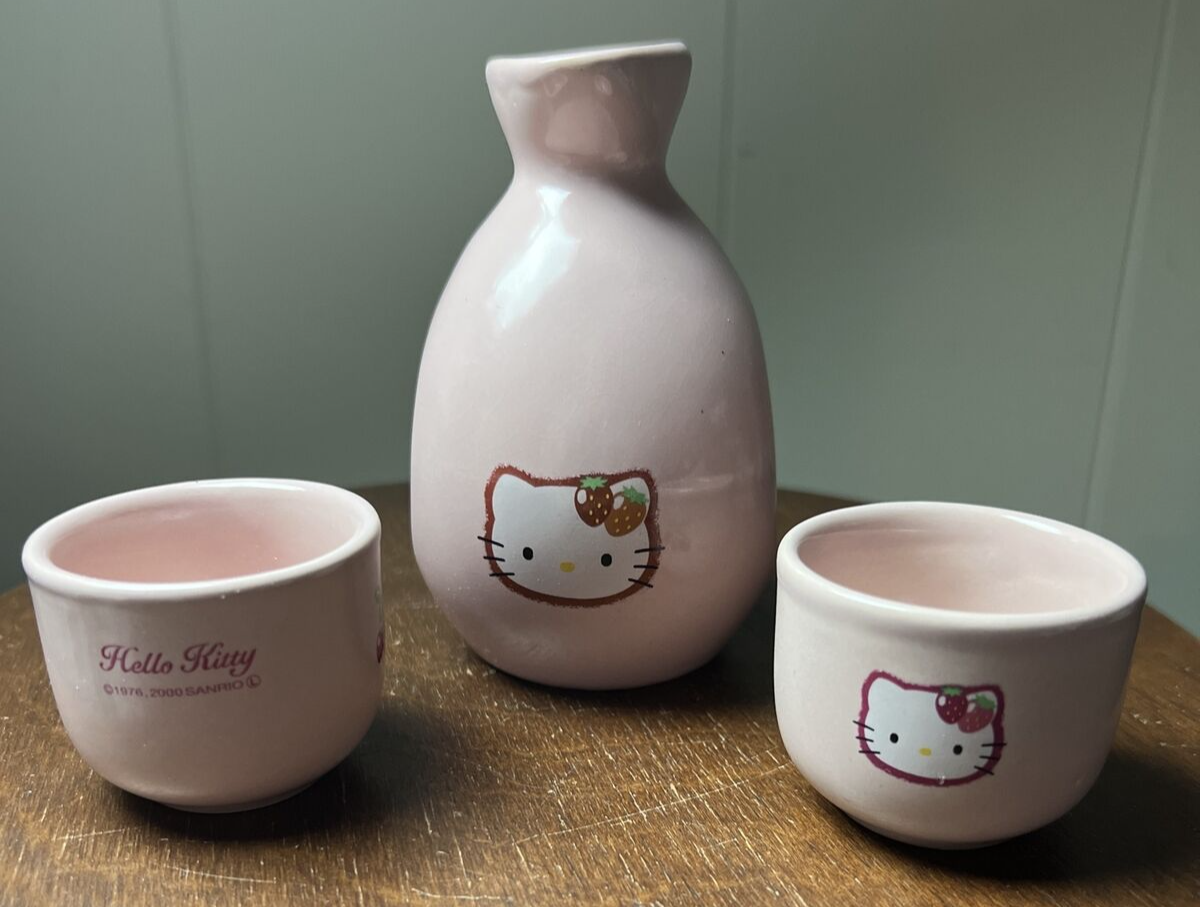 さり　 HelloKittyMascot 2点セット SANRIO Hello Kitty Tokkuri Sake Set Bottle & 2 Cups Strawberries