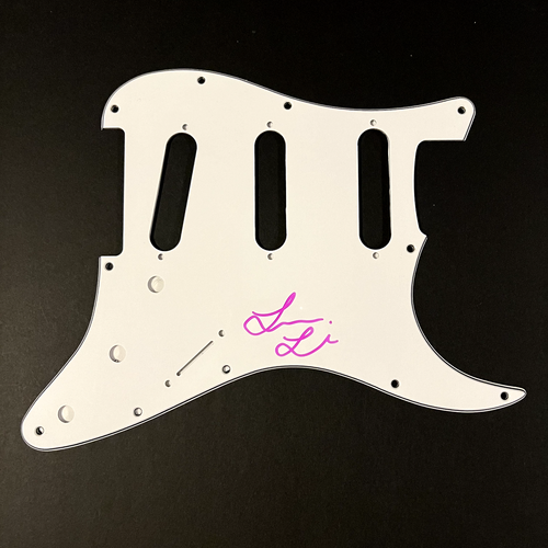 Pickguard firmato Stratocaster Luna Li con prova (autografo Hannah Kim NON vinile) - Foto 3 di 5