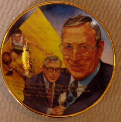 JOHN WOODEN Gartlan UCLA Bruins USA 3 1/4" Plate 1989 "The Call Him Coach" - Picture 2 of 3
