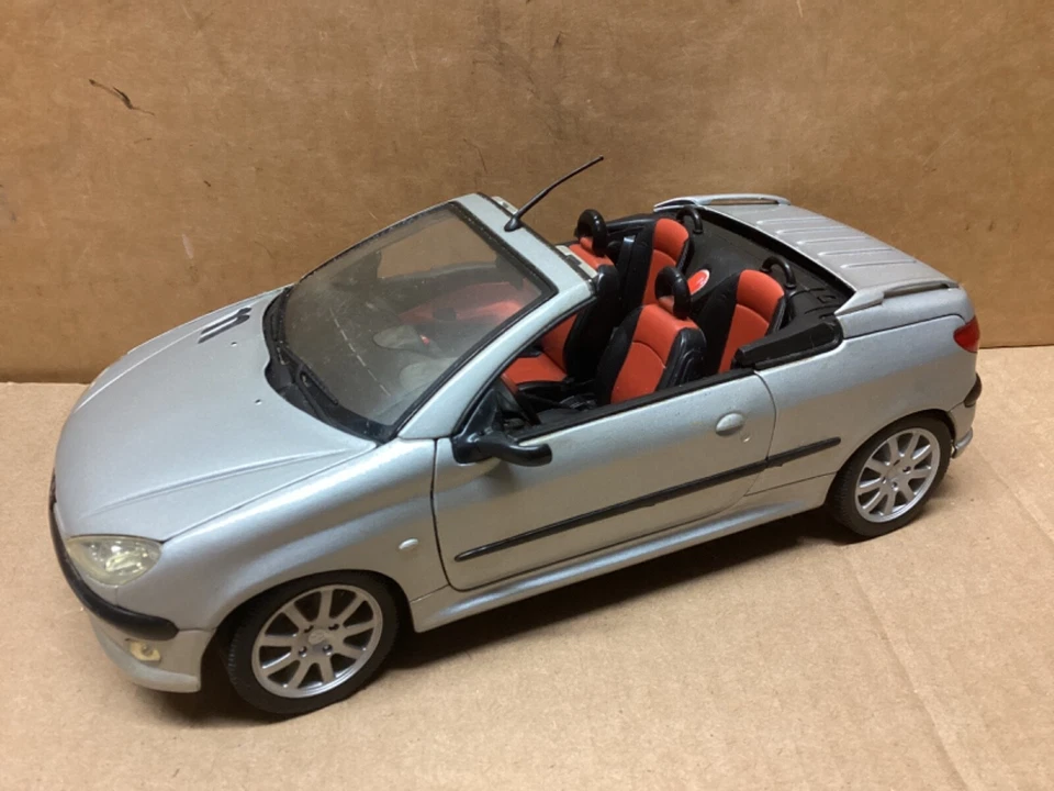 Coche modelo diecast Peugeot 206 CC 2001 plata 1:18 Foto 2 de 4