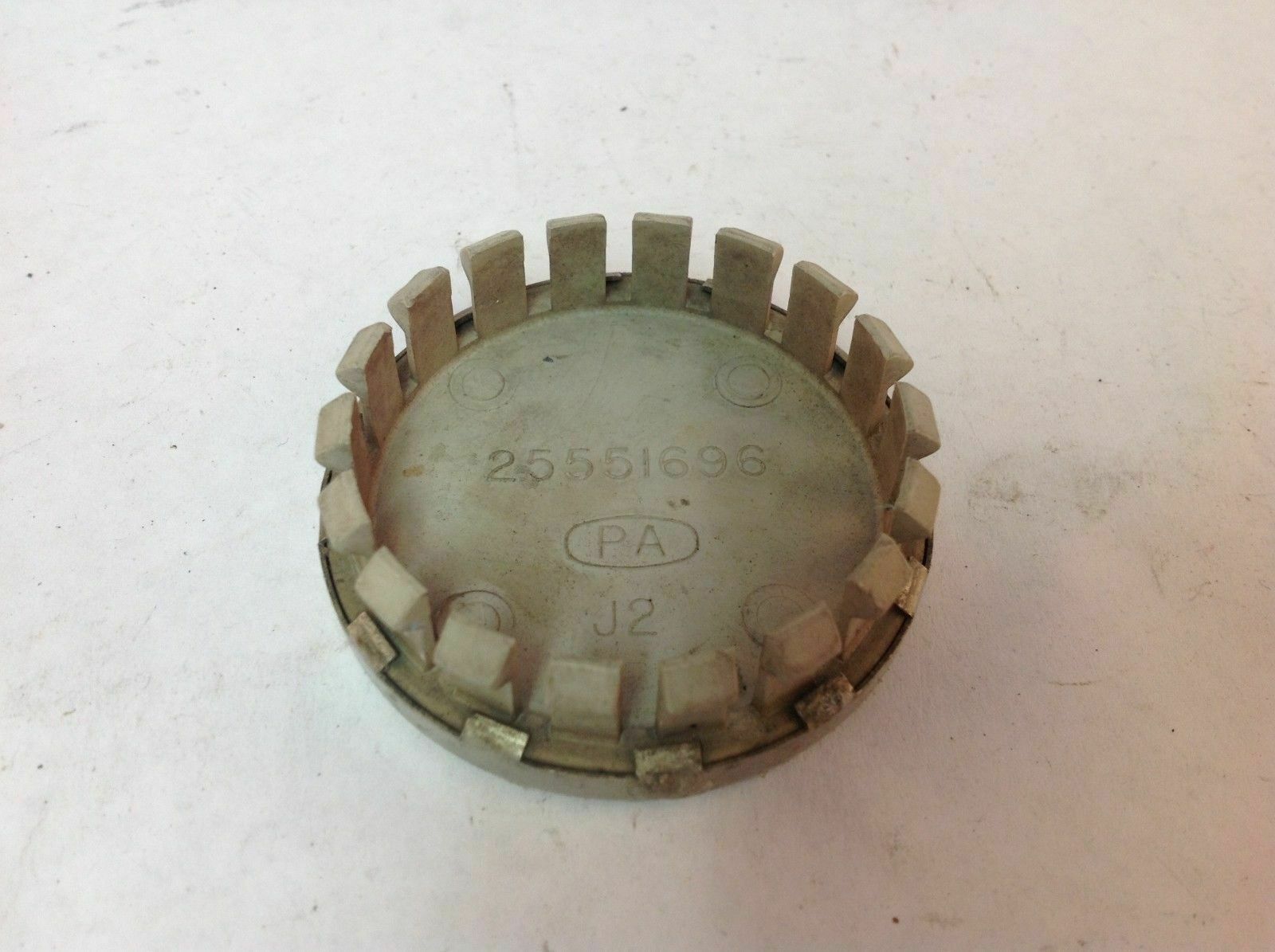 NOS OEM Oldsmobile Regency 16 X 7 Wheel Center Cap 1992 - 95 for  
