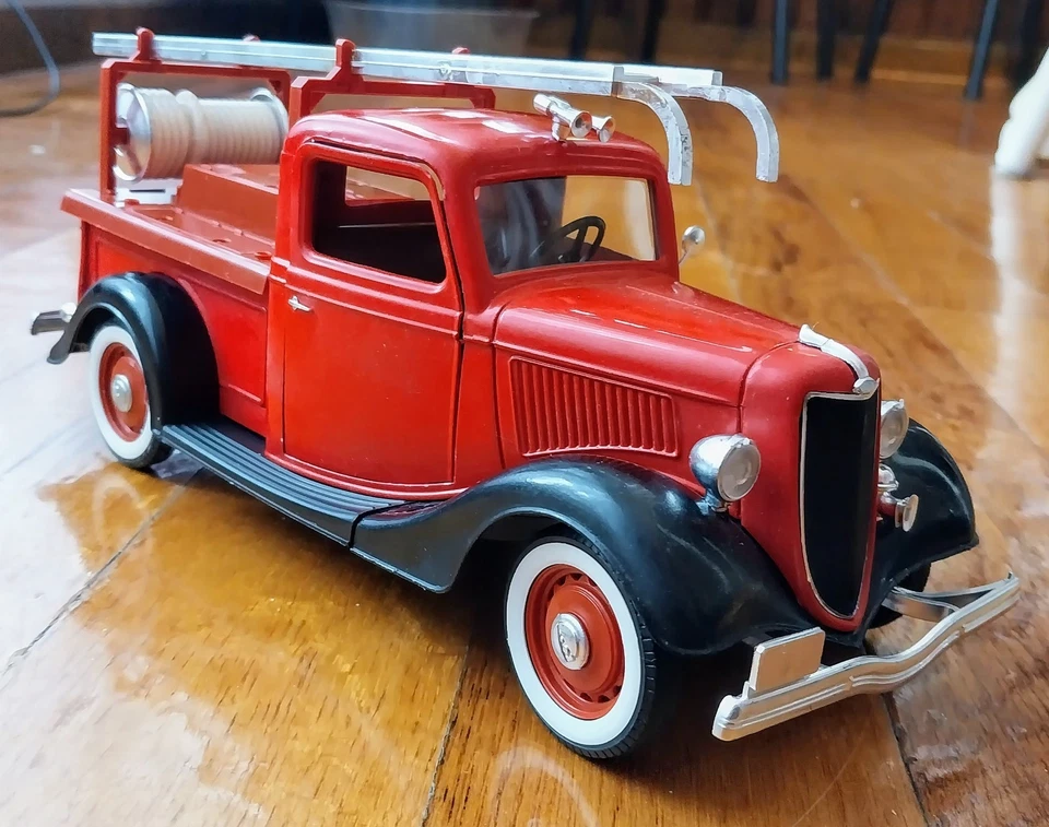 Camioneta Ford Pompier 1936 Solido, roja con interior marrón, 18/01 Foto 2 de 4