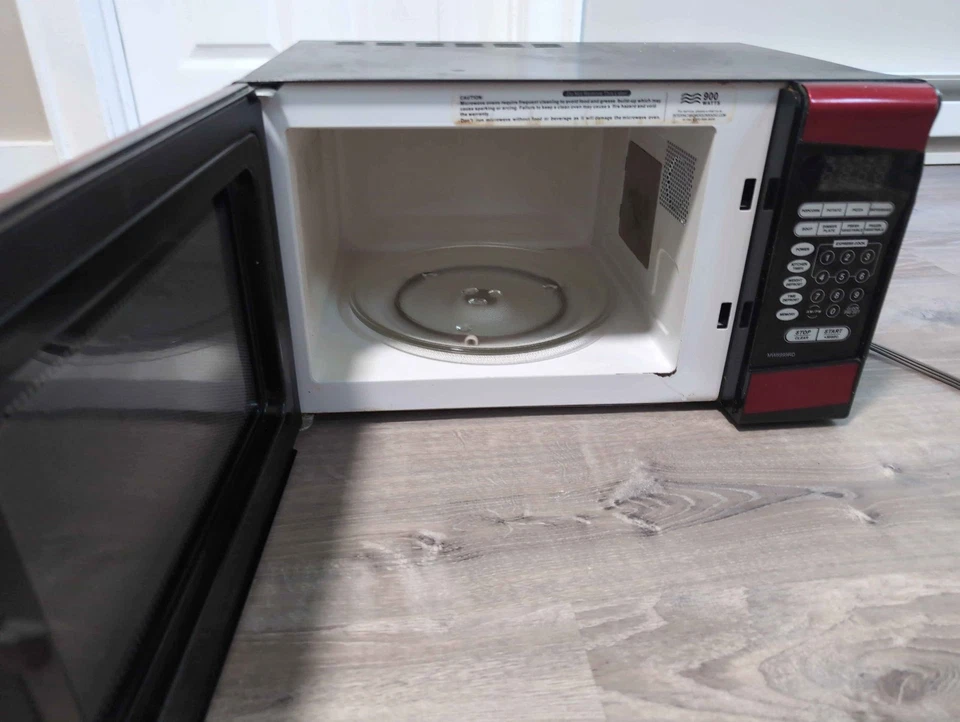 Horno microondas Red Emerson con memoria 900 vatios Foto 2 de 4