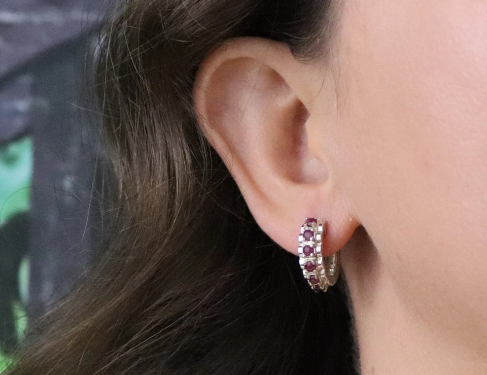 Pendientes de aro de plata de ley con rubí natural de 5/8" x 1/4" Foto 4 de 4