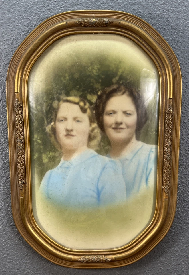 Marco de fotos antiguo curvo convexo de vidrio burbuja madera dorada 2 damas foto a color Foto 3 de 4