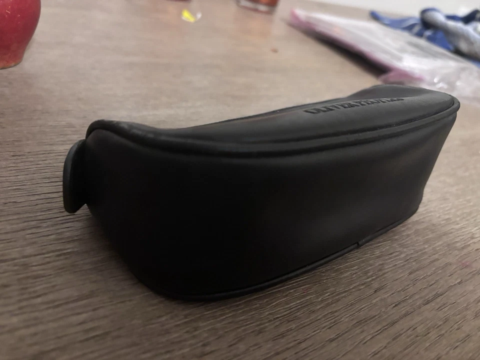 Bolsa Oliver Peoples de couro preta com fecho de zíper - Imagem 3 de 4