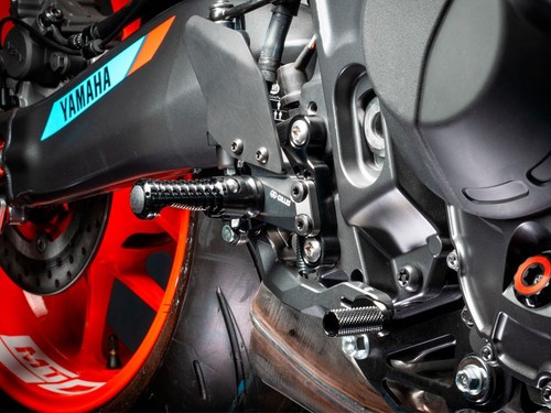 PEDANE REGOLABILI NERE GILLES TOOLING PER YAMAHA MT-09 2021-2023 - Foto 2 di 5