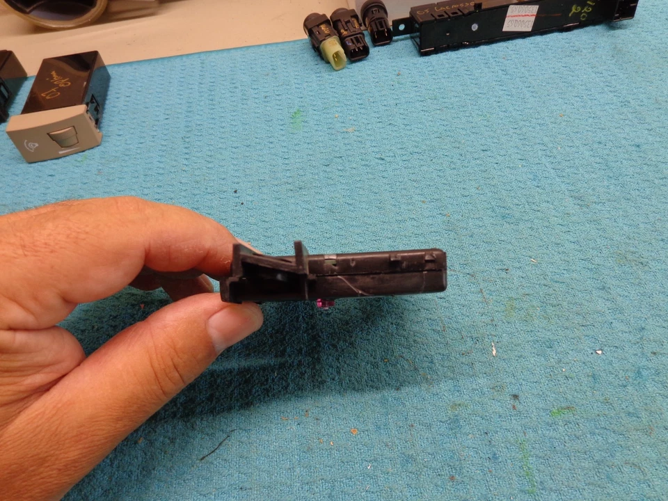 SATURN RELAY 05 06 07 HOMELINK GARAGE DOOR OPENER MODULE SWITCH - Image 4 of 4