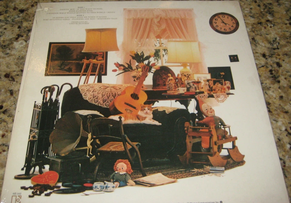 LP- Harry Chapin: Living Room Suite. 1978 Elektra 6E-142 Vinyl Record.  - Image 2 of 4