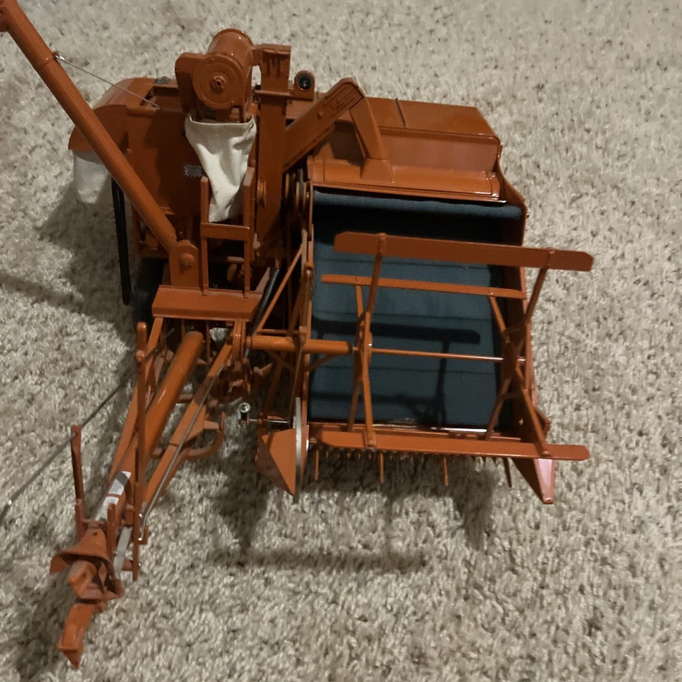 ALLIS-CHALMERS 60A ALL CROP HARVESTER 1/12 SCALE COMBINE BY THE FRANLKIN MINT - Image 4 of 4