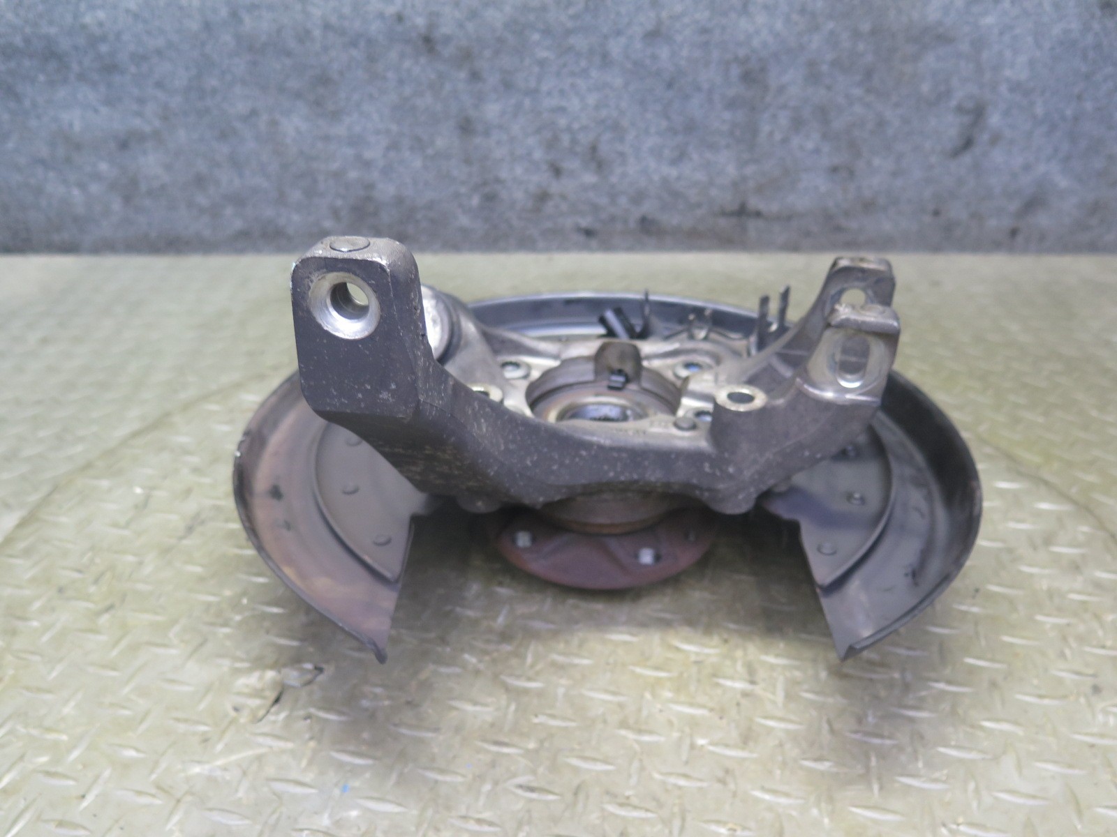 2006-2012 BENTLEY CONTINENTAL FLYING SPUR REAR RIGHT SPINDLE KNUCKLE WHEEL HUB