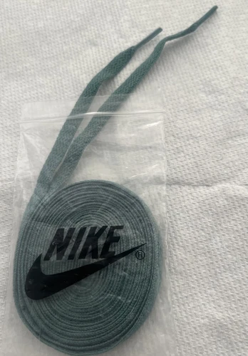 Scarpa Nike verde con lacci piatti 67"