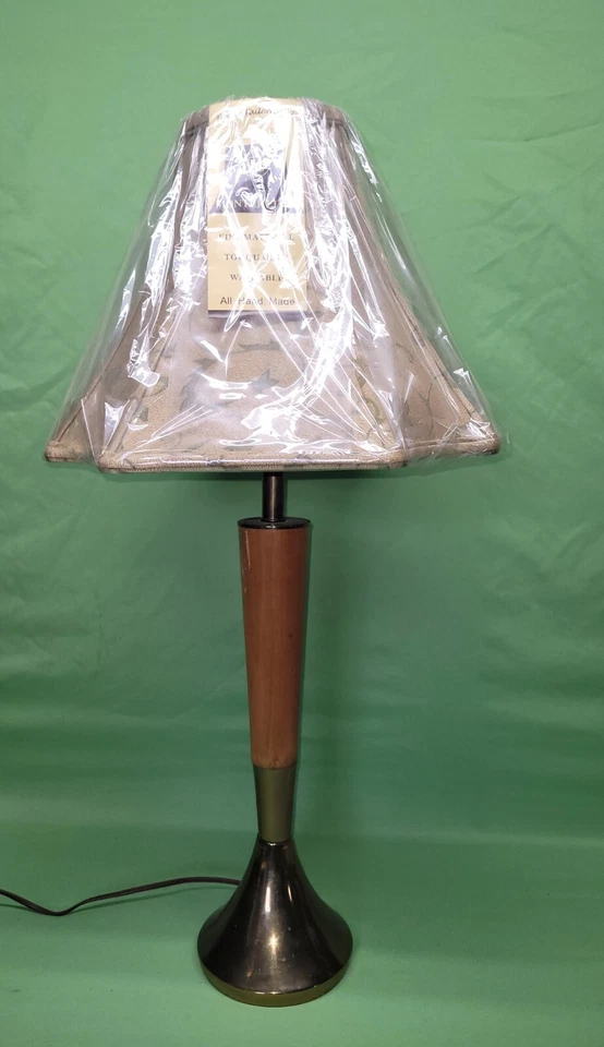 Lámpara de mesa danesa de madera de latón y teca de mediados de siglo de colección pantalla Monterlite Foto 2 de 4