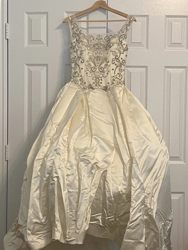 Vestido de novia princesa REEM ACRA marfil NY bordado talla 6 pequeño para 5 pies Foto 2 de 4