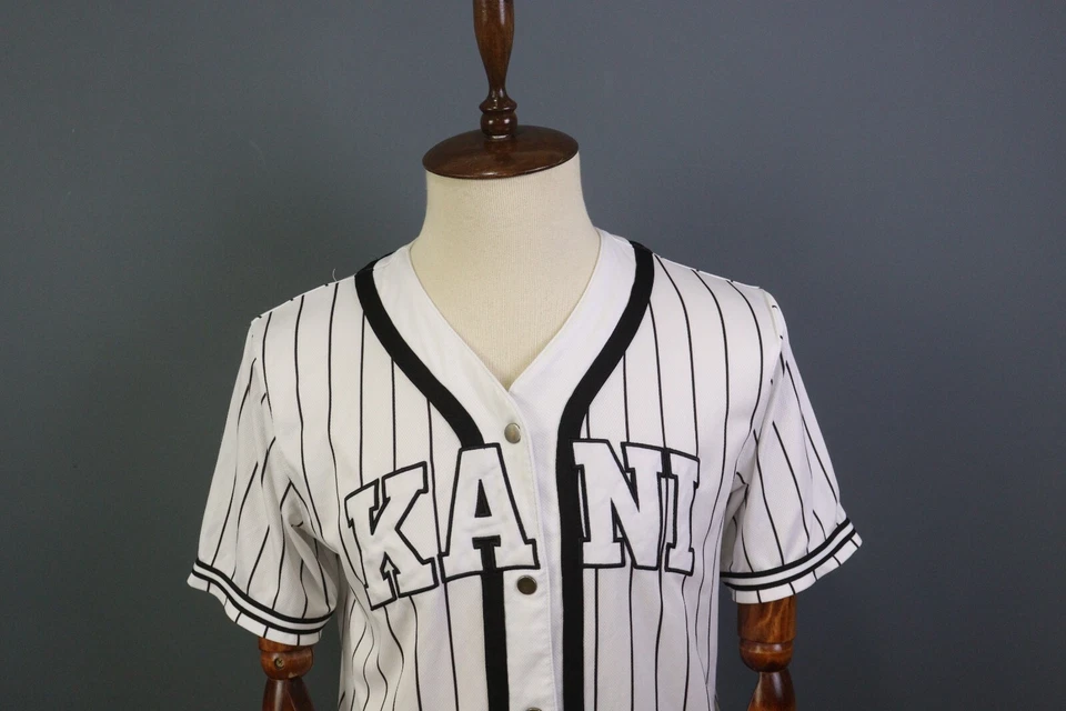 Camisa Karl Kani Sport Blanca Rayas Cuello en V Logo Grande Manga Corta Talla M Foto 2 de 4