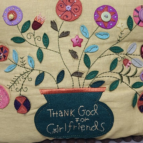 Cuscino decorativo Thank God For Girlfriends con bordo nappa bottoni - Foto 2 di 7