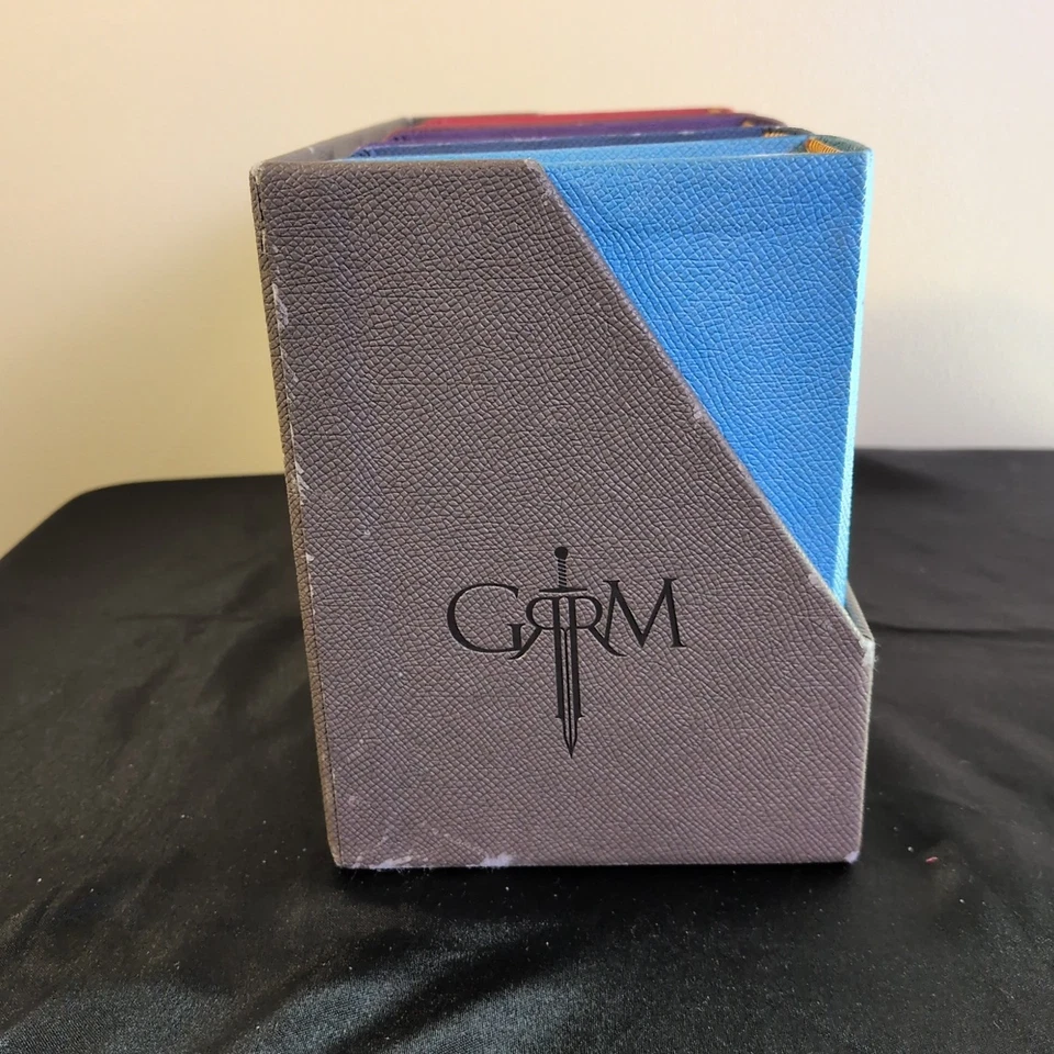 George R. R. Martin's A Game of Thrones 5 Book Leather-Cloth Bound Boxed Set Foto 3 de 4