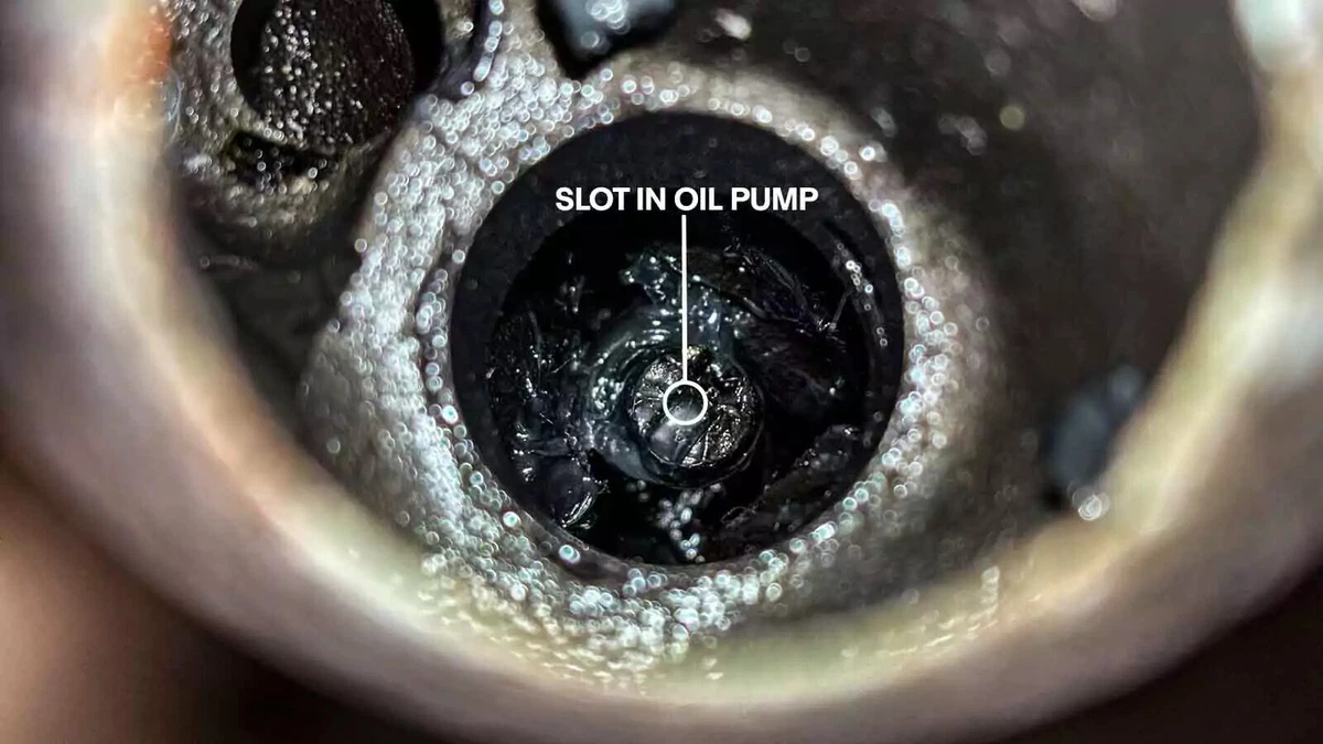 An annotated photograph points out the oil pump shaft slot.