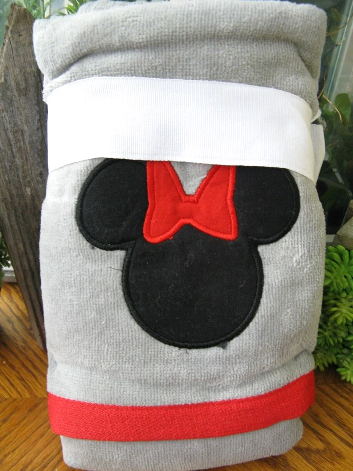 Nuevo juego de 2 toallas de mano de baño de felpa rojas, grises, negras de Disney Minnie Mouse Foto 2 de 4