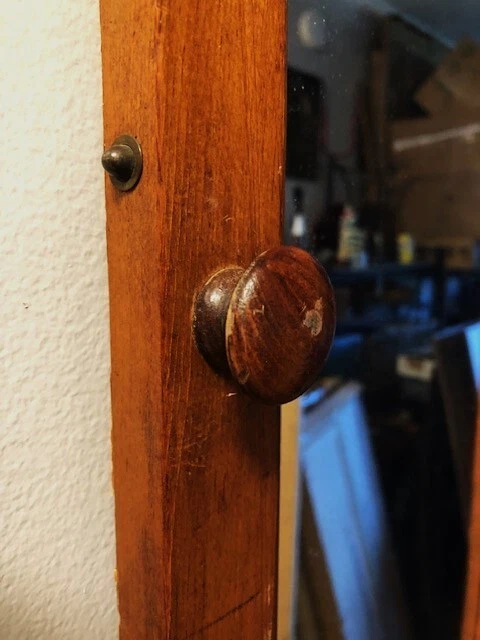 ESPEJO DE PUERTA DE GABINETE DE PINO ANTIGUO CON CADENAS DE MONTAJE HOR Y VERT DE LATÓN MACIZO - LEER DESCRIPCIÓN Foto 4 de 4