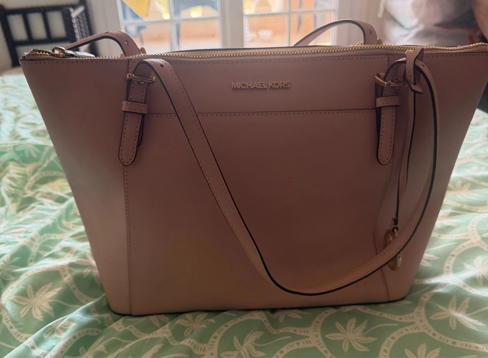 sac michael kors- en Simili cuir Rose  en parfait état - Photo 1/4