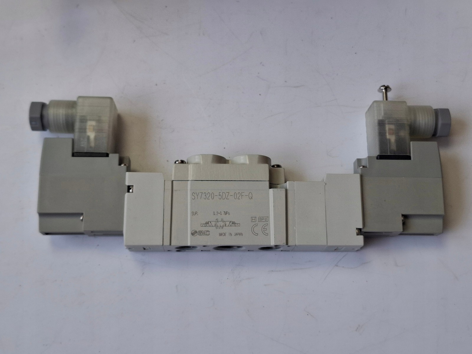 SMC SY7320-5DZ-02F-Q 5/3 Closed Center Solenoid Valve 24V DC 1/4 G Thread