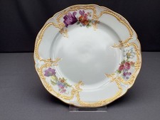 KPM Berlin Prunkteller mit Blumenmalerei und reichlicher Goldstaffage Rankenform