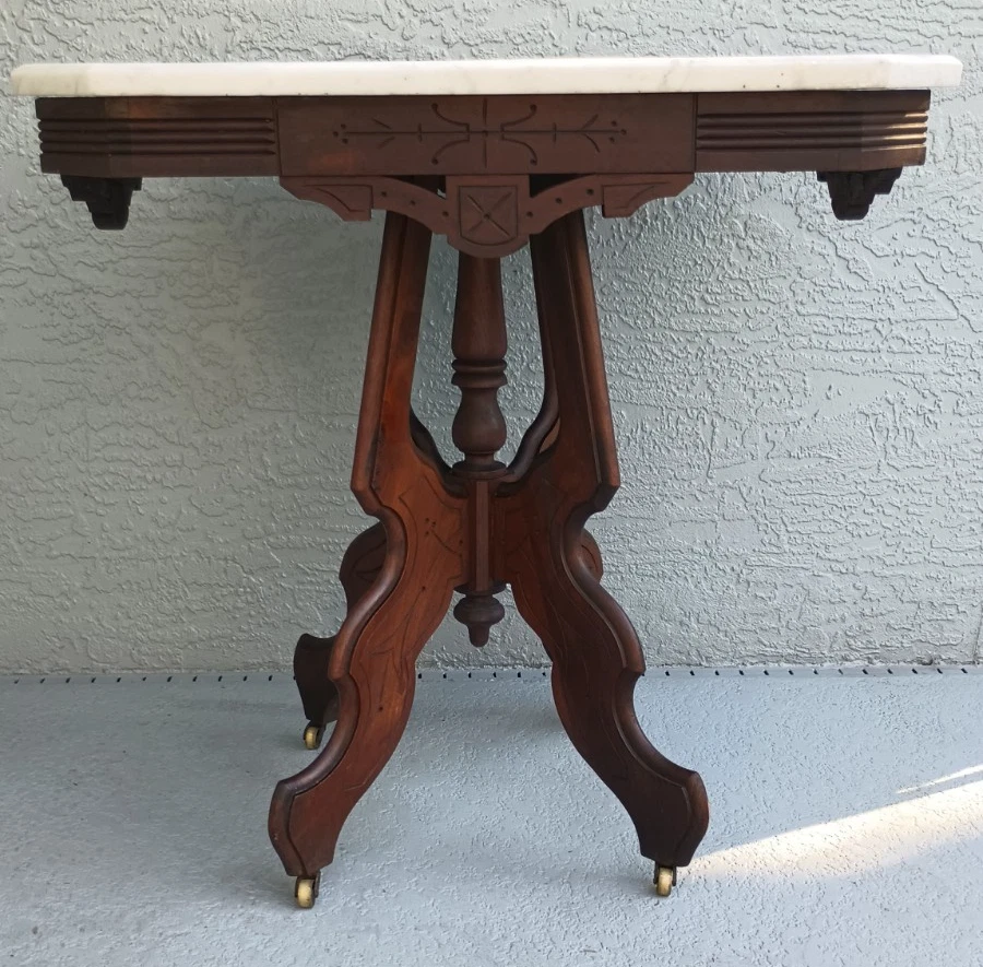 Antigua Mesa Eastlake Blanco Carrara Mármol Superior y Base Nogal Ruedas Originales Foto 3 de 4