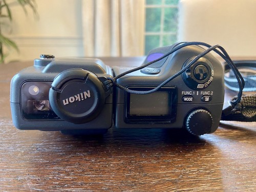 Nikon Coolpix 995 Digital Camera w/ 2 Batteries, Charger, Power Cords & Case - Picture 4 of 11