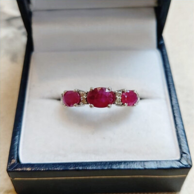 Natürlicher Rubin Trilogie Ring mit Zirkon in 9 Karat Weißgold MASSANFERTIGUNG