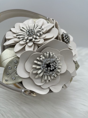 AUTÉNTICA NUEVA CON ETIQUETAS Bandolera Kate Spade New York Novia Mimbre 3D Floral Maceta Mango Superior - Imagen 14 de 17