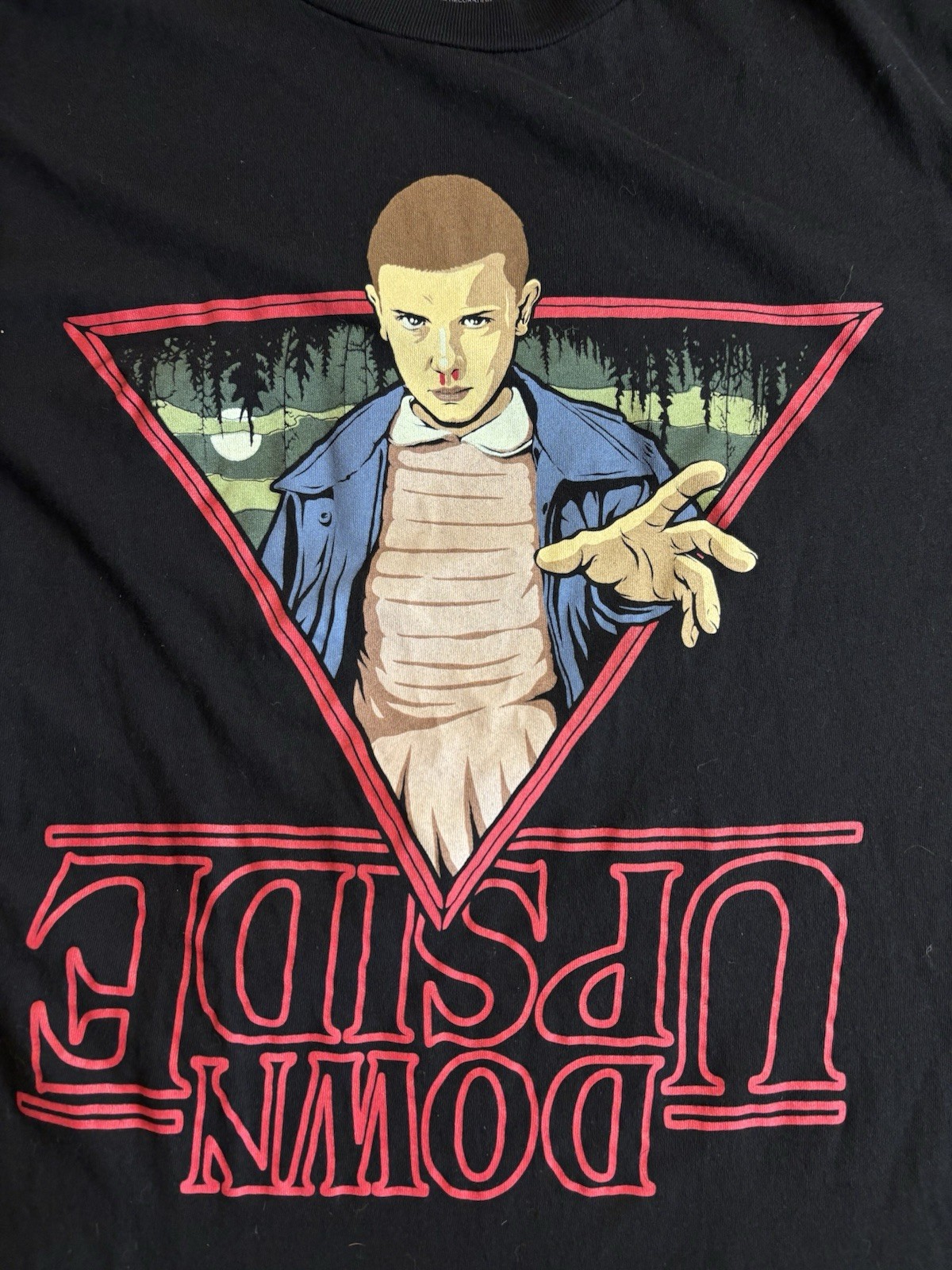 Camisa Oficial Stranger Things - Camiseta Gráfica Once - Talla M - Estampado Al revés