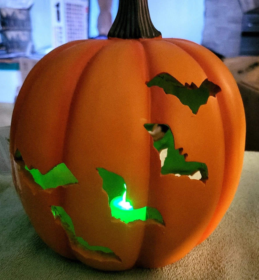 Calabaza totalmente ghoul iluminada/cambiadora de color con murciélagos tallados ¡NUEVA CON ETIQUETAS! Foto 2 de 4