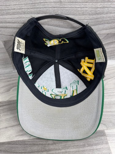 CAPPELLO SNAPBACK VINTAGE TOPOFTHEWORLD NOTRE DAME COMBAT IRISH TOW GRAFFITI -LEGGI - Foto 5 di 8