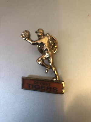 Vintage 1983 DETROIT TIGERS 1  1/4'' Inch Tall Fielder Metal Pin By Raintree